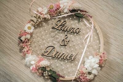 Bastidor de Flores Preservadas – El Porta Alianzas Perfecto para tu Boda