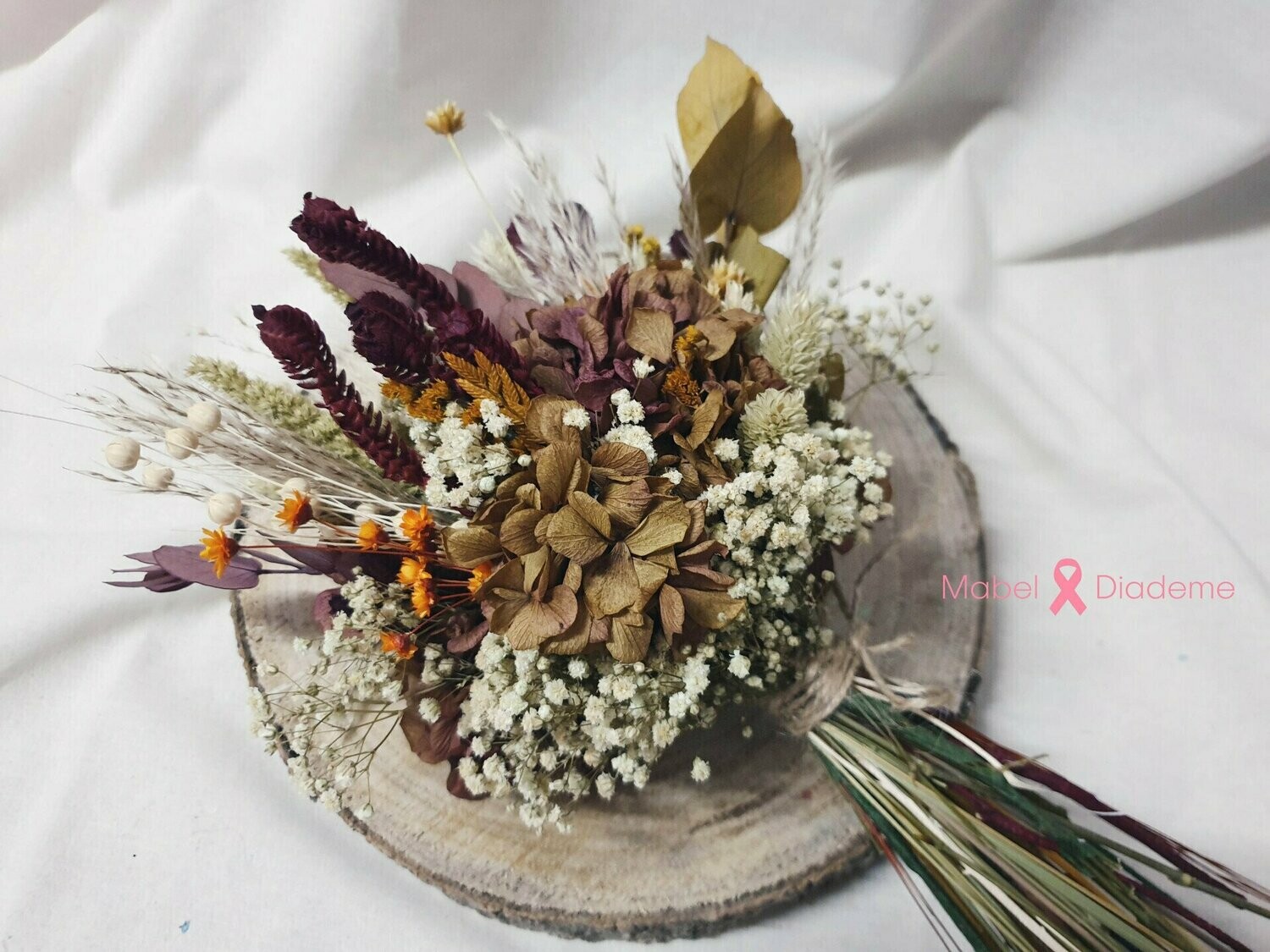Ramito con hortensia y flores silvestres en tonos suaves