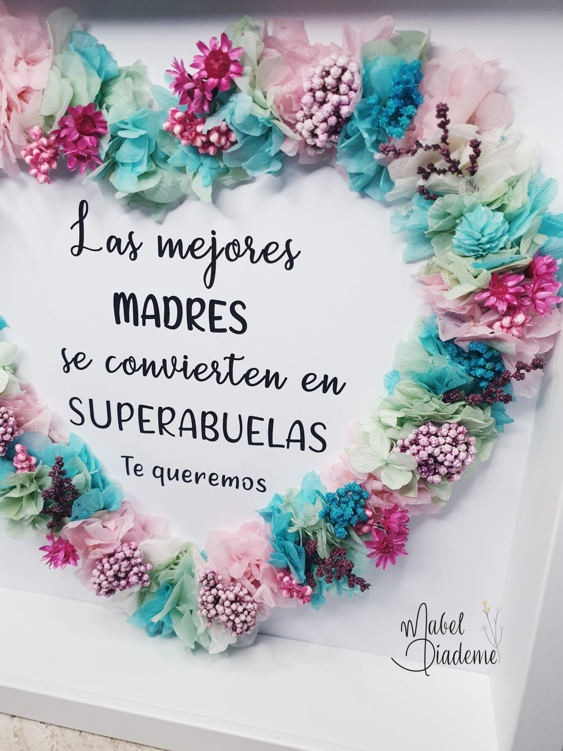 Cuadro decorativo en forma de corazón con flores preservadas y texto personalizado. Un regalo único para abuelas, madres, amigas o eventos como bodas, comuniones y cumpleaños.