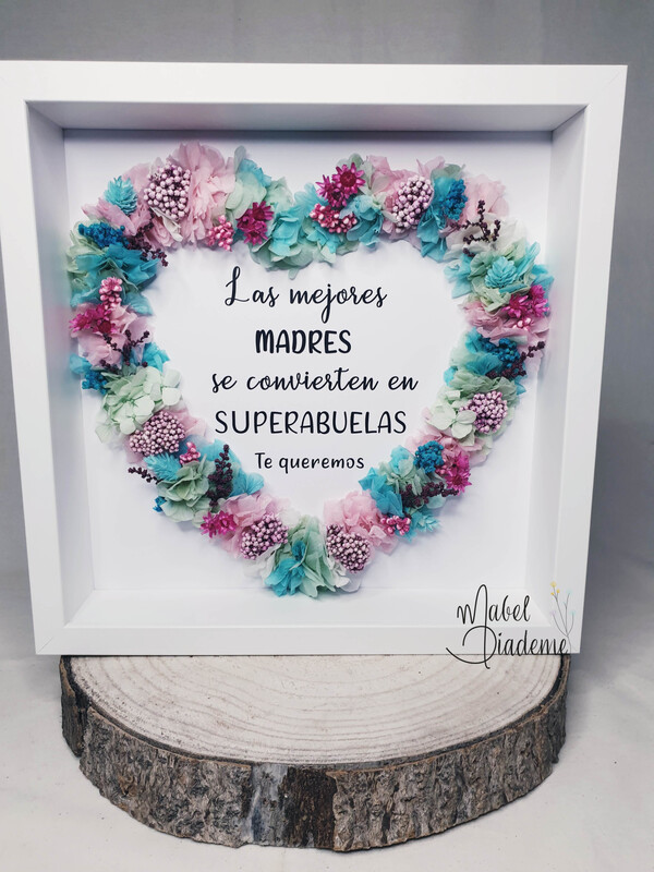 Cuadro decorativo en forma de corazón con flores preservadas y texto personalizado. Un regalo único para abuelas, madres, amigas o eventos como bodas, comuniones y cumpleaños. Cuadro decorativo en forma de corazón con flores preservadas y texto personalizado. Un regalo único para abuelas, madres, amigas o eventos como bodas, comuniones y cumpleaños.