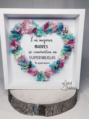 Cuadro decorativo en forma de corazón con flores preservadas y texto personalizado. Un regalo único para abuelas, madres, amigas o eventos como bodas, comuniones y cumpleaños. Cuadro decorativo en forma de corazón con flores preservadas y texto personalizado. Un regalo único para abuelas, madres, amigas o eventos como bodas, comuniones y cumpleaños.