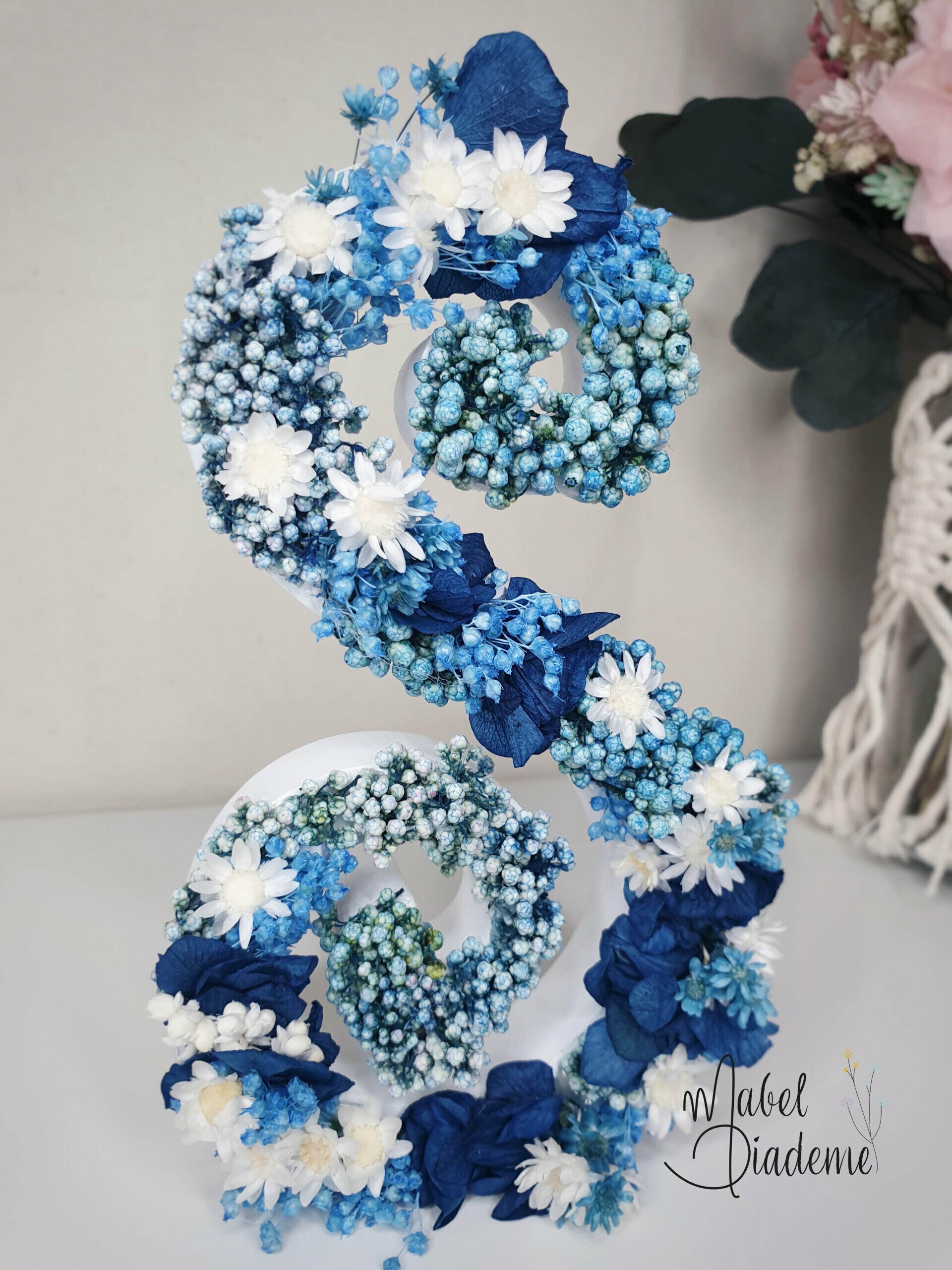 Inicial en madera con flores preservadas regalos originales