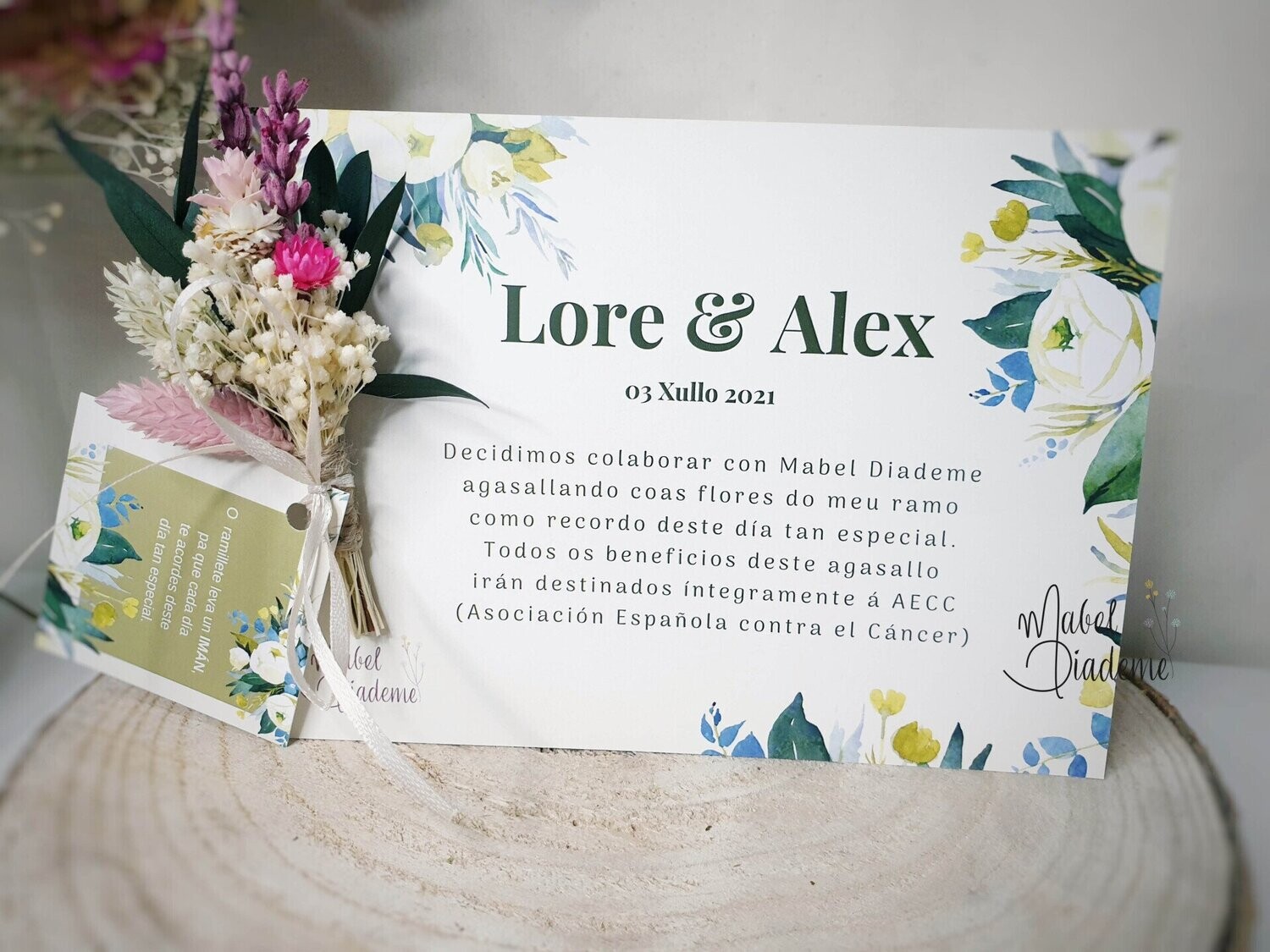Detalles de boda solidarios con flores preservadas