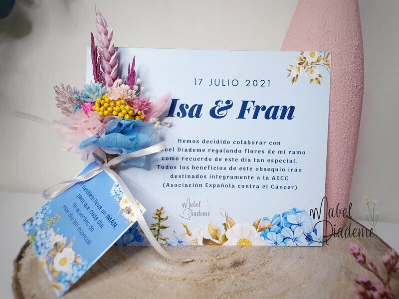 Detalles de boda solidarios con flores preservadas