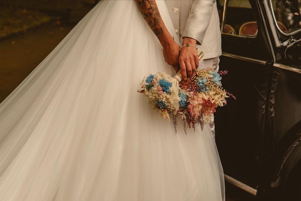 Ramo de novia flores preservadas  asimétrico rosa bebé y azul celeste