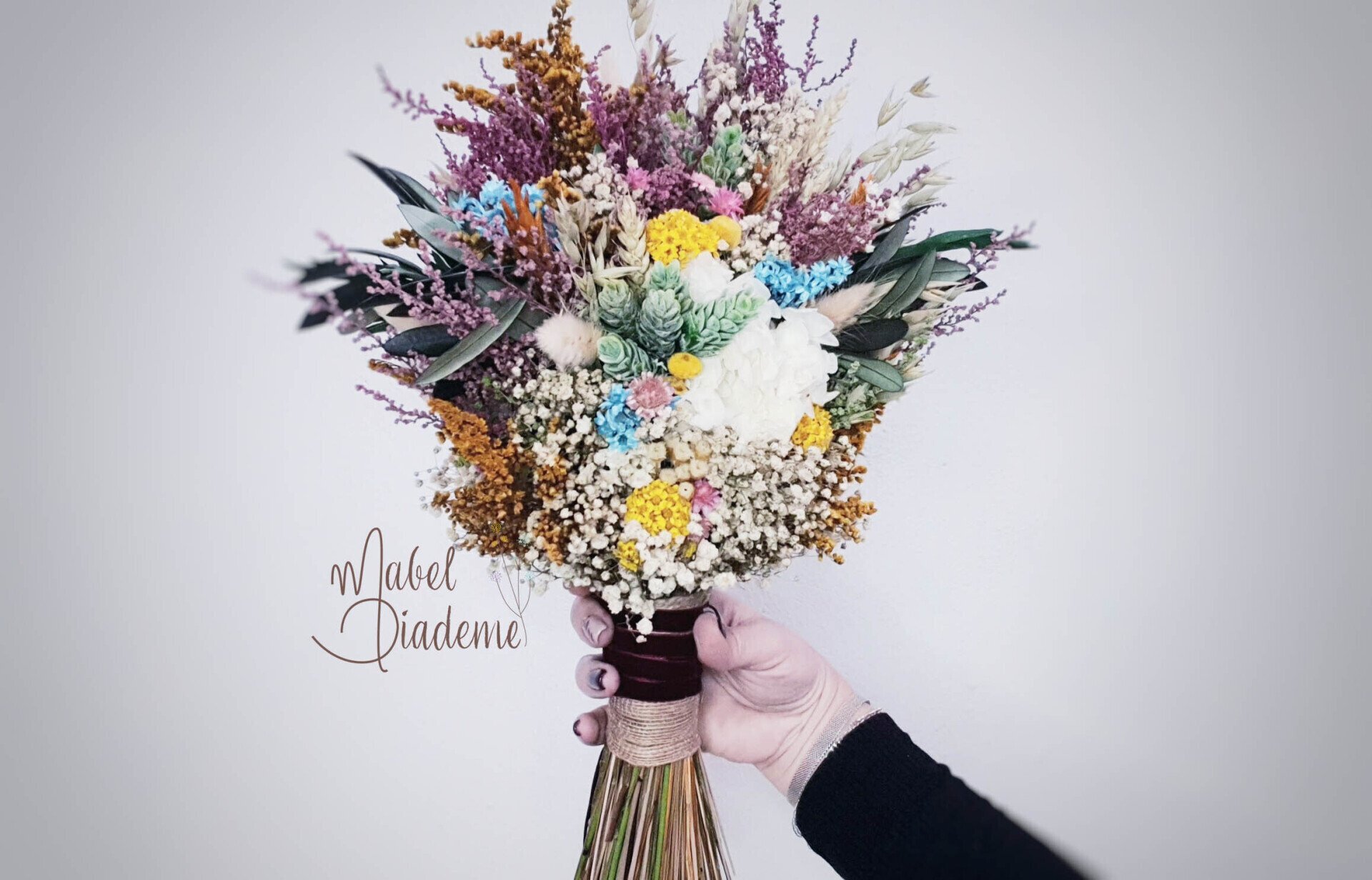 Ramo de novia estilo silvestre burdeos olivo flores preservadas