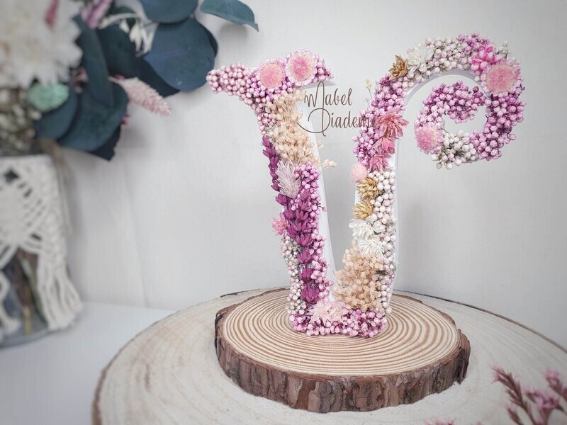 Inicial en madera con flores preservadas regalos originales