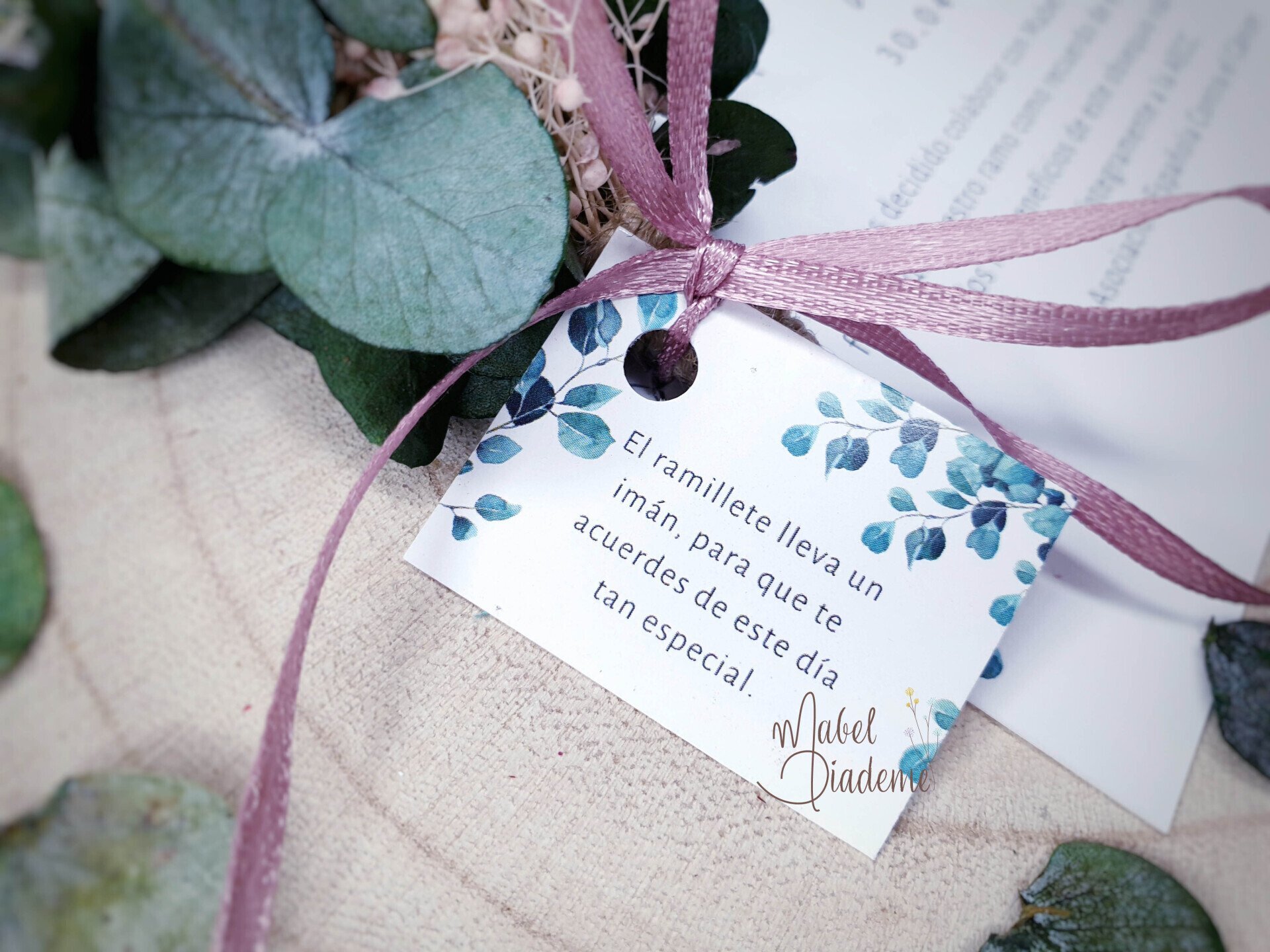 Detalles solidarios invitados boda ramillete flores preservadas imán