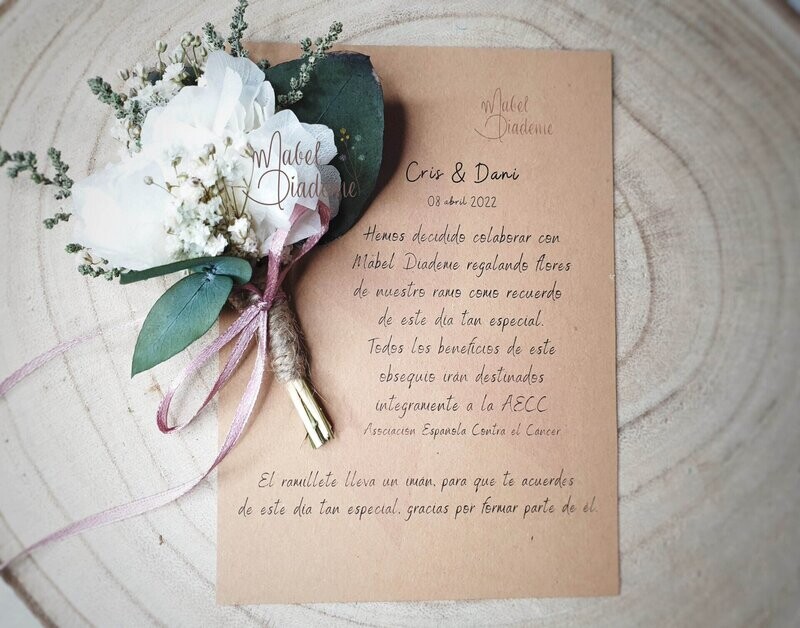 Detalles de boda invitados solidarios ramillete imán flores preservadas
