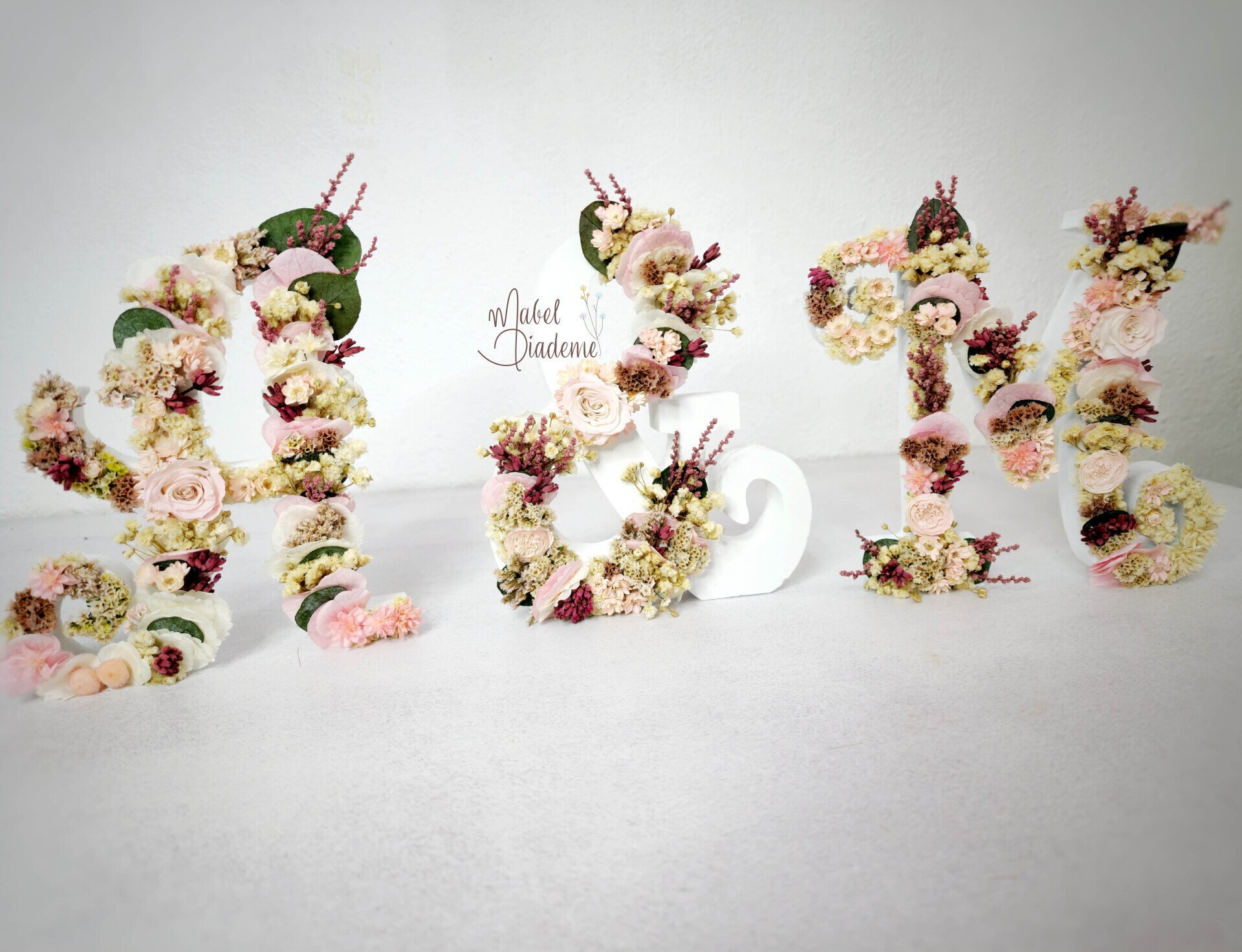 Letras iniciales de flores preservadas