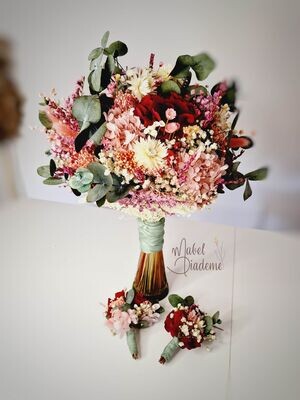 Ramo de novia estilo silvestre flores preservadas burdeos