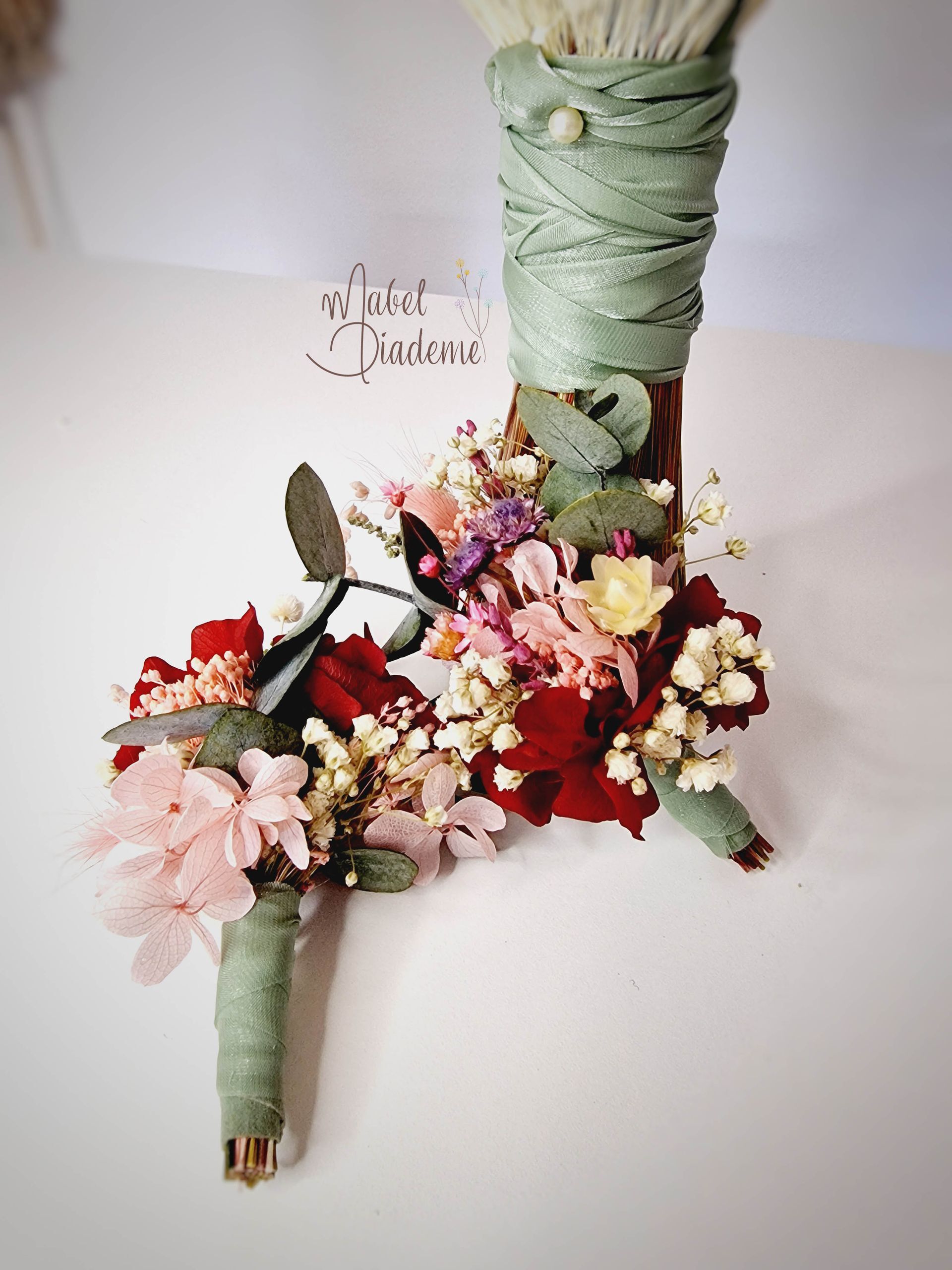 Ramo de novia estilo silvestre flores preservadas burdeos