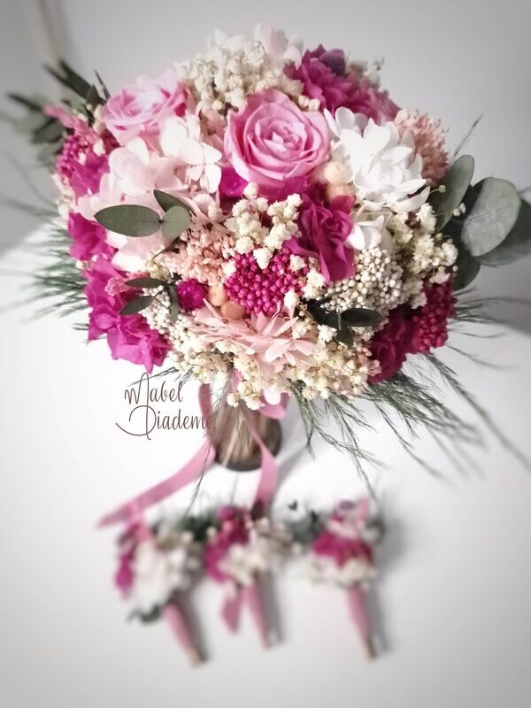 Ramo Bouquet de Novia con Rosas Preservadas: Un Toque Romántico y Eterno