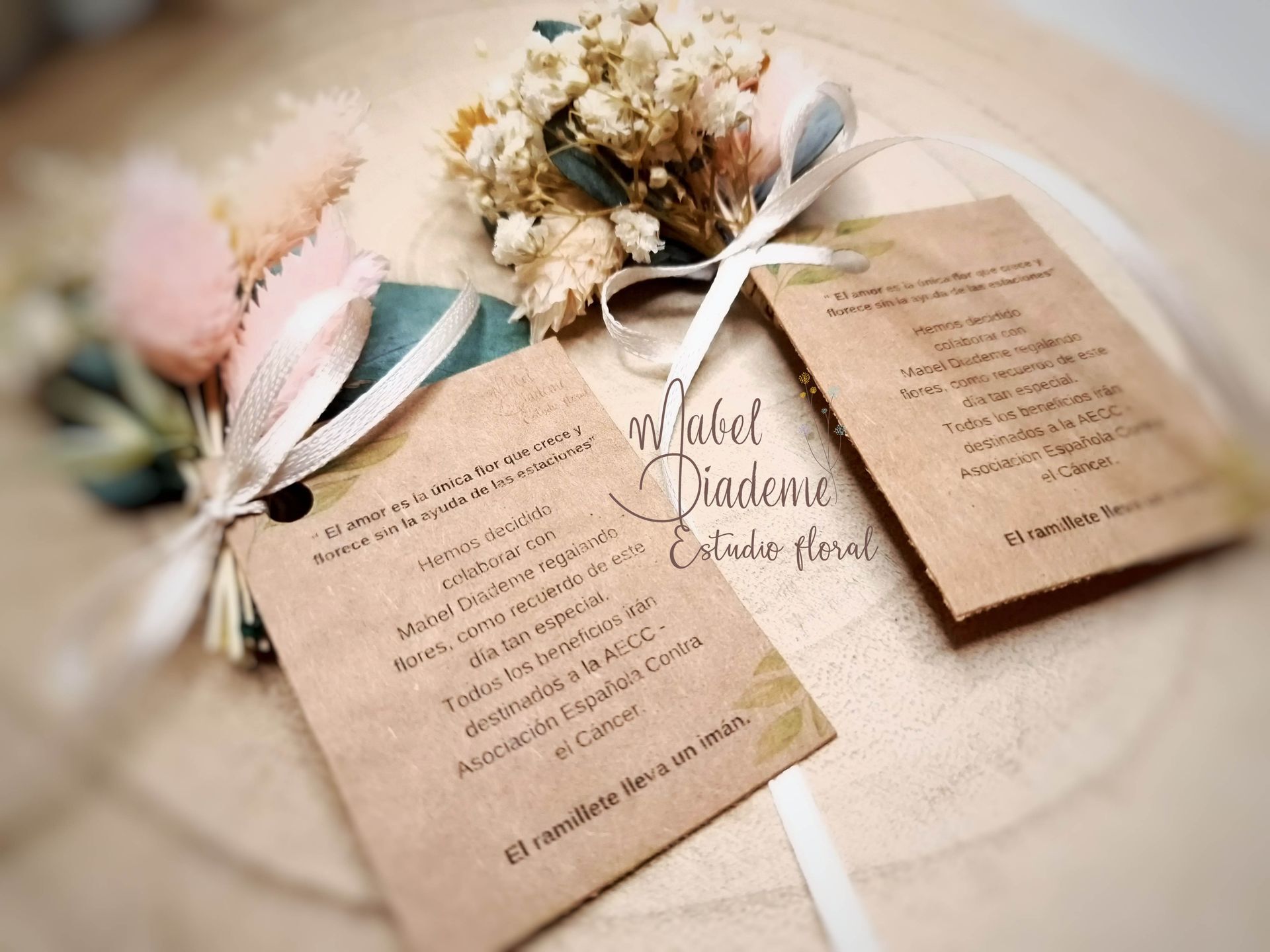 Detalles solidarios para invitados boda comunión ramillete imán flores preservadas