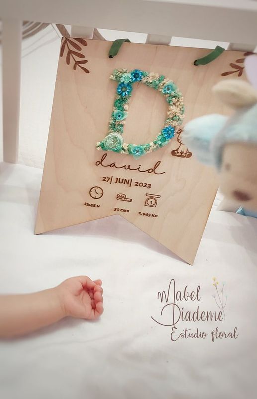 Banderín para bebé regalos bonitos nacimiento inicial flores preservadas