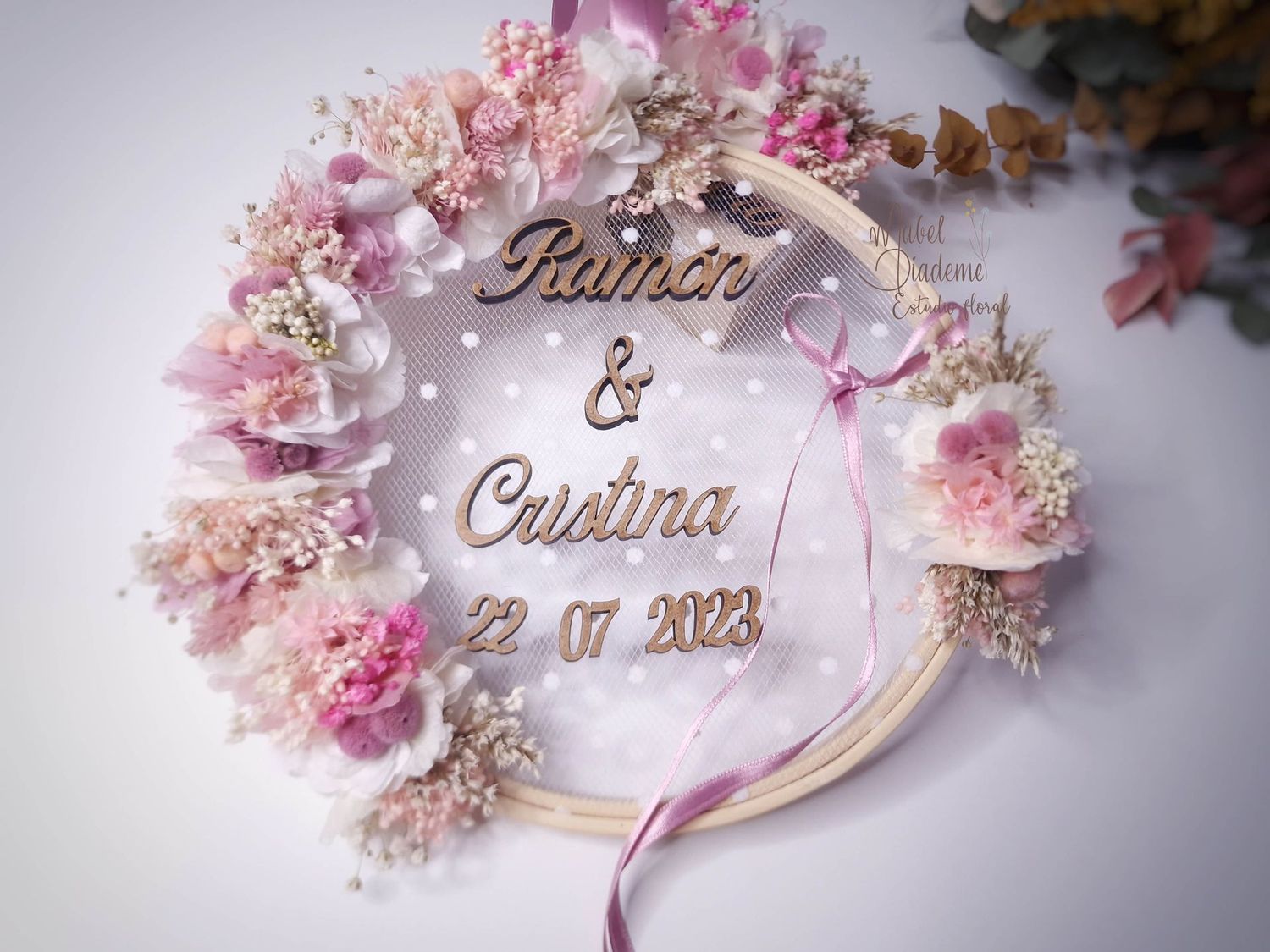 Porta alianzas bastidor de flores preservadas rosa empolvado caja arras anillos boda