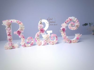 Letras iniciales de flores preservadas
