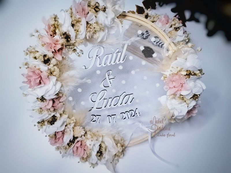 Bastidor  porta alianzas de flores preservadas personalizado