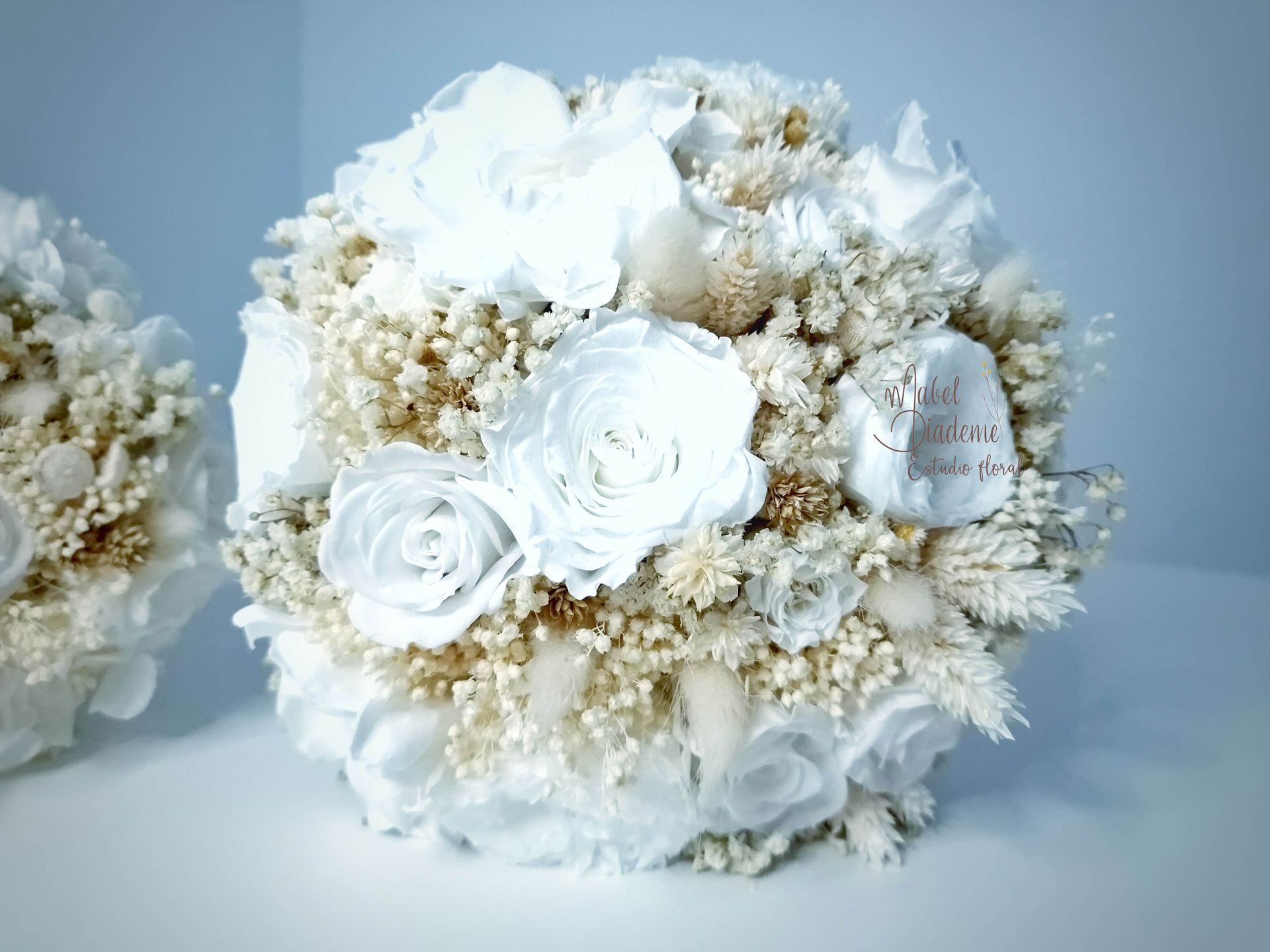 Ramo de novia flores preservadas rosas blancas y paniculata