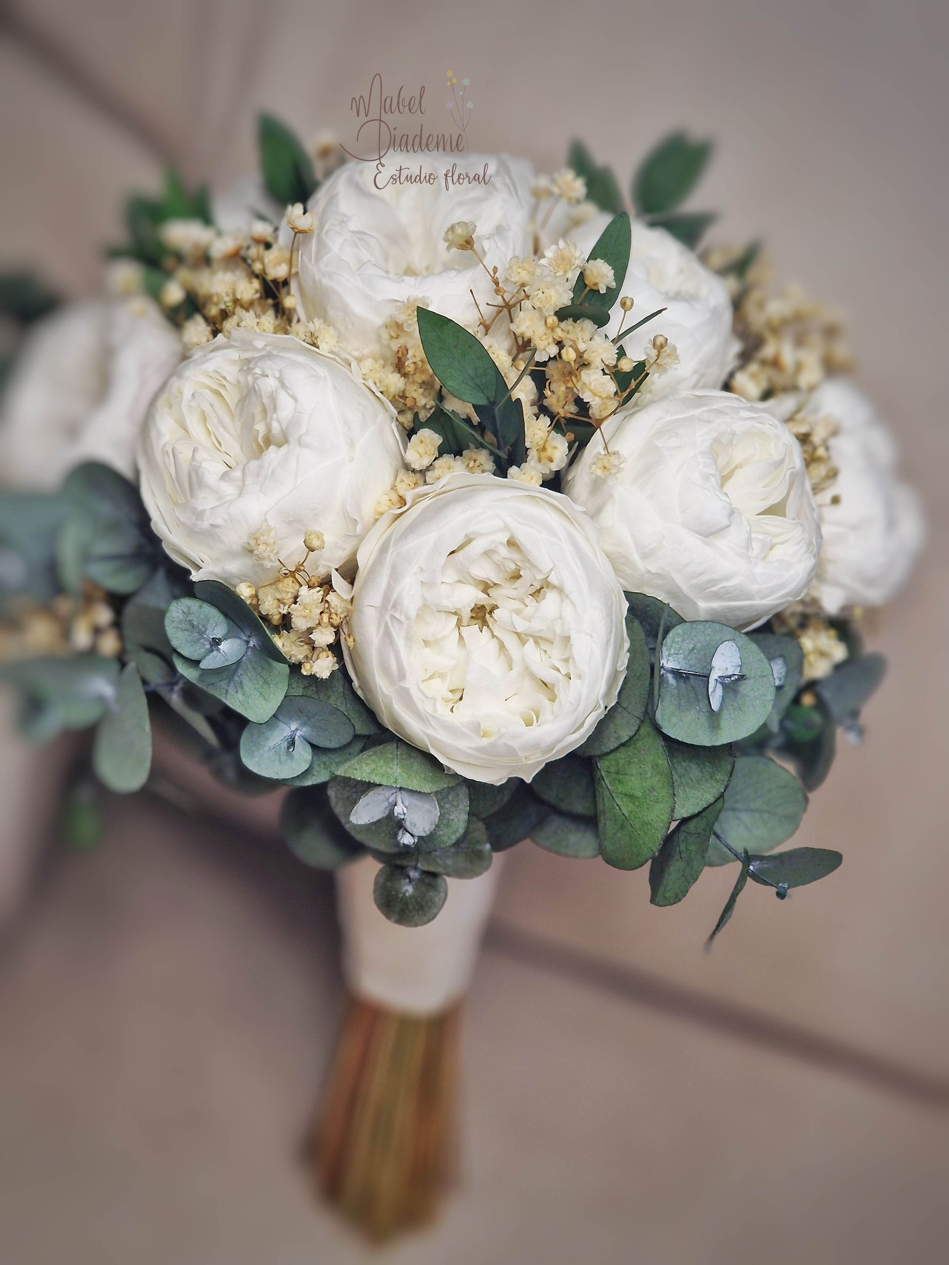 Ramo de Novia con Peonías Blancas y Flores Preservadas