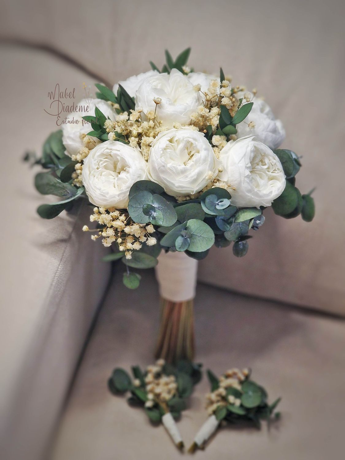 Ramo de Novia con Peonías Blancas y Flores Preservadas