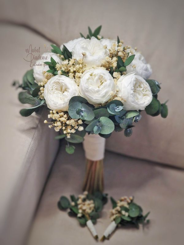 Ramo de Novia con Peonías Blancas y Flores Preservadas