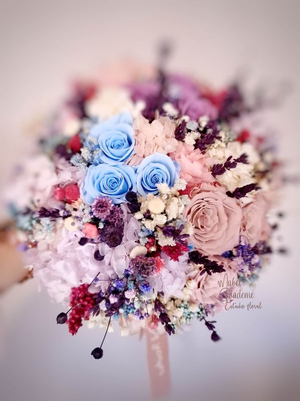Ramo de novia estilo silvestre flores preservadas malva, morado, lila, rosa empolvado