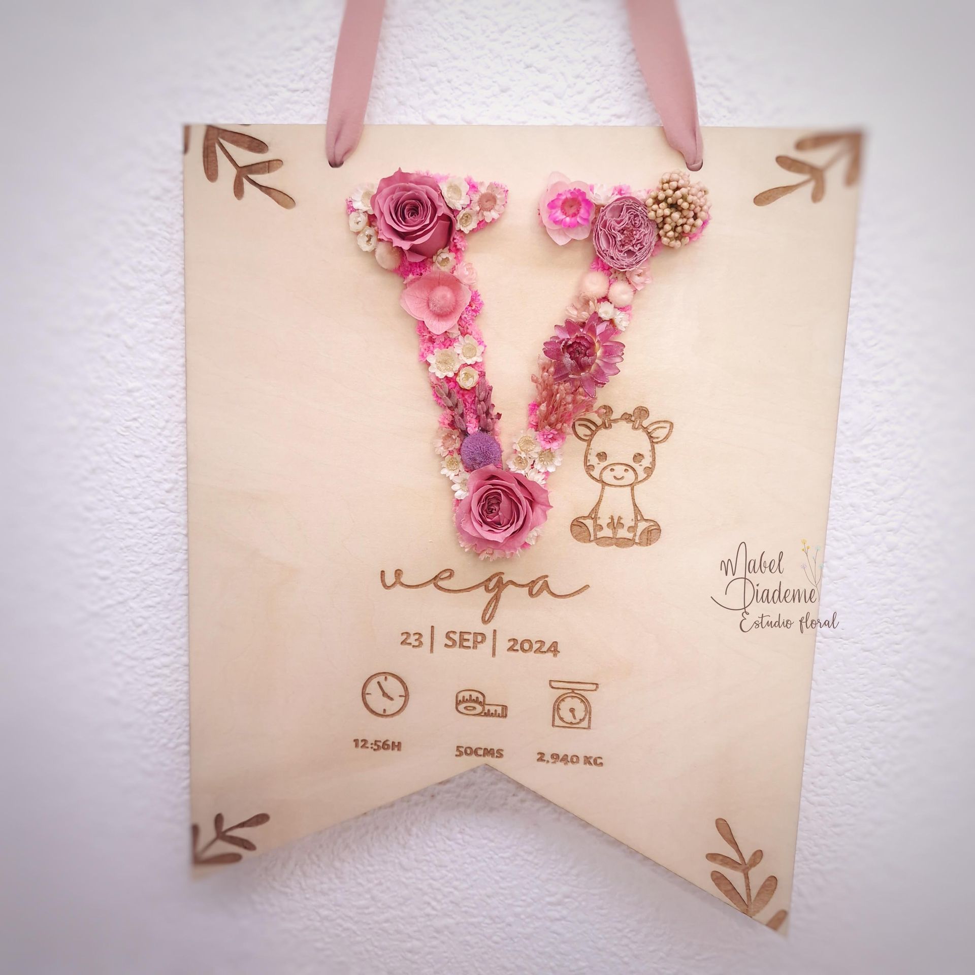 Banderín para bebé regalos bonitos nacimiento inicial flores preservadas