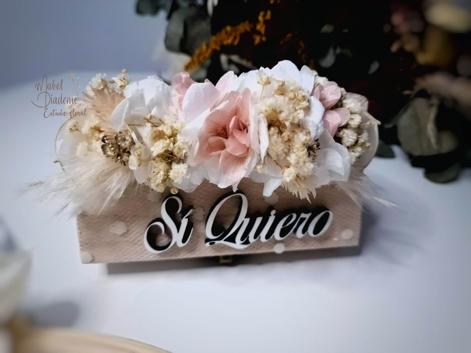 Porta arras caja de madera con flores preservadas