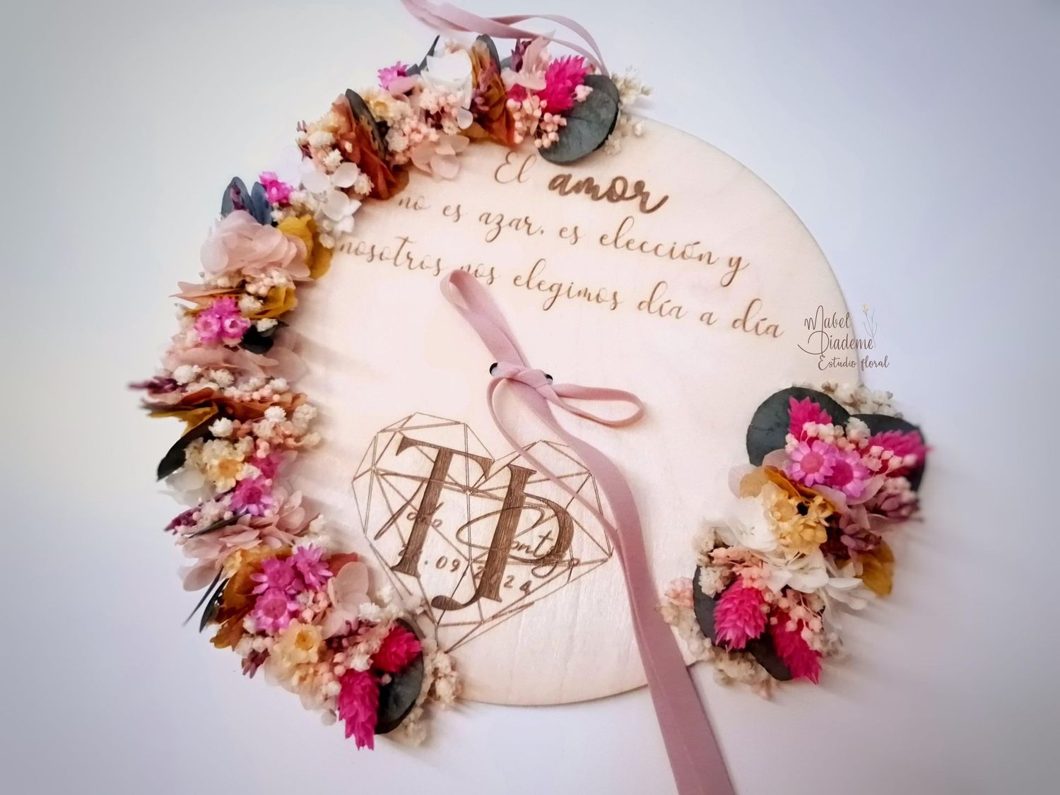 Porta alianzas de madera con flores preservadas personalizado