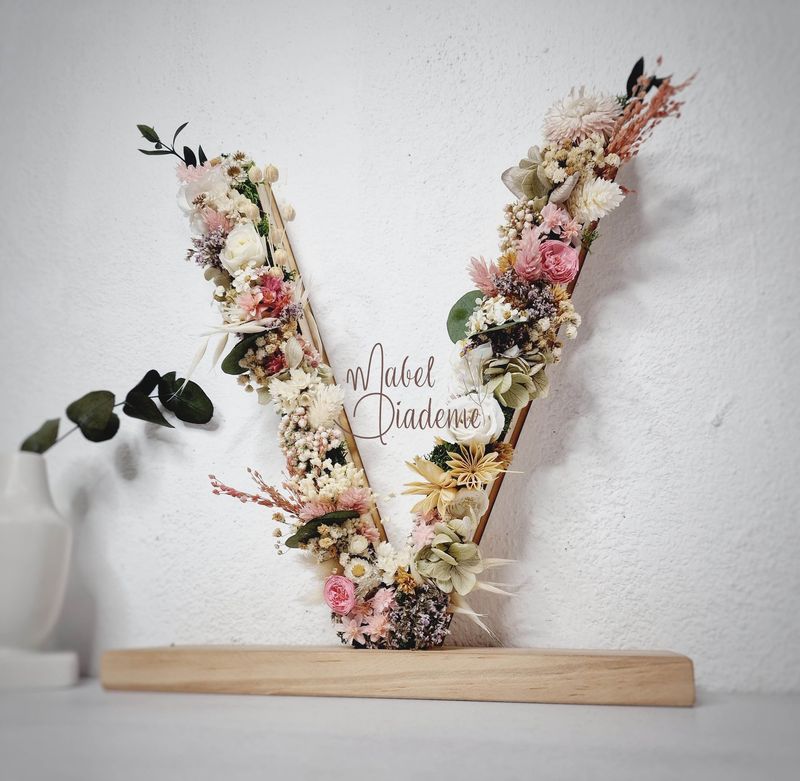 Letras con flores preservadas