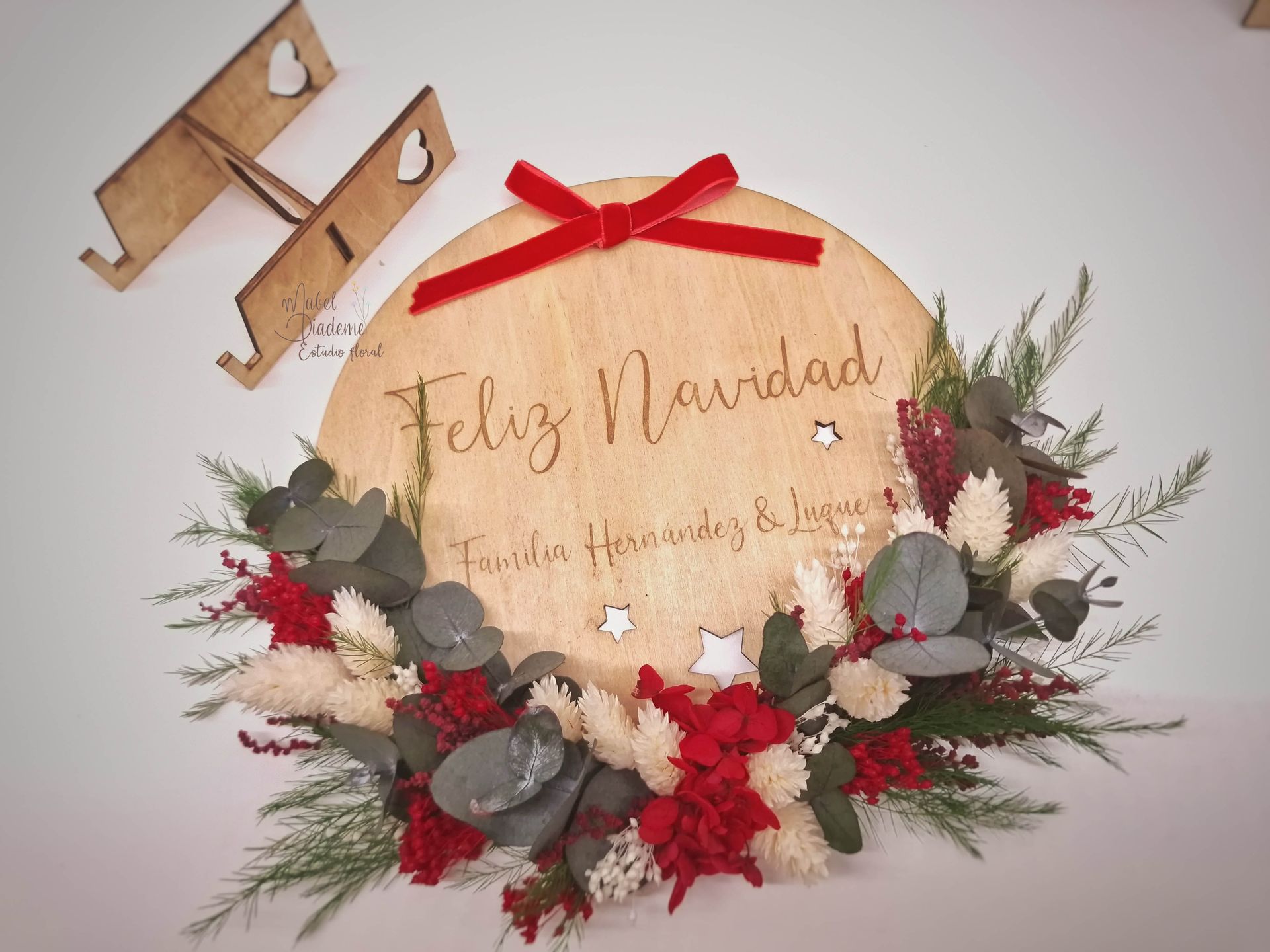 Placa madera adorno navideño familia con flores preservadas  con soporte