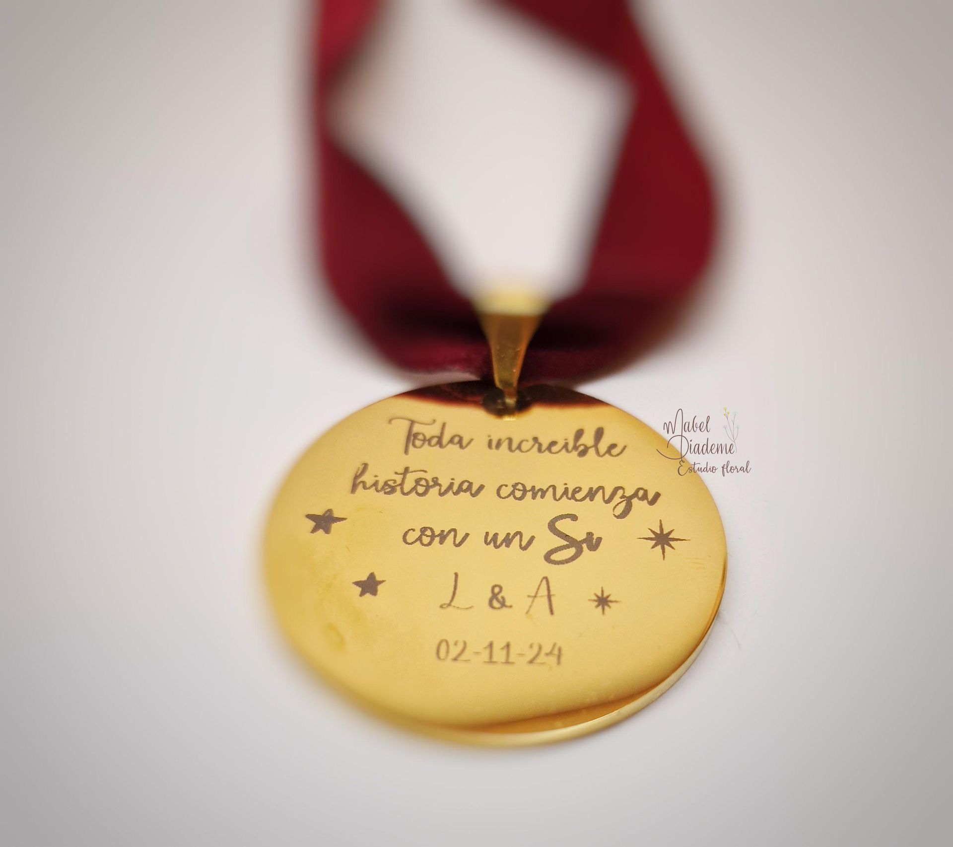 Medalla para ramo de novia grabada
