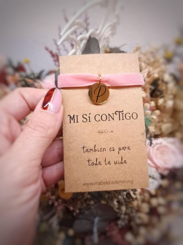Pulsera lazo terciopelo medalla inicial personalizada