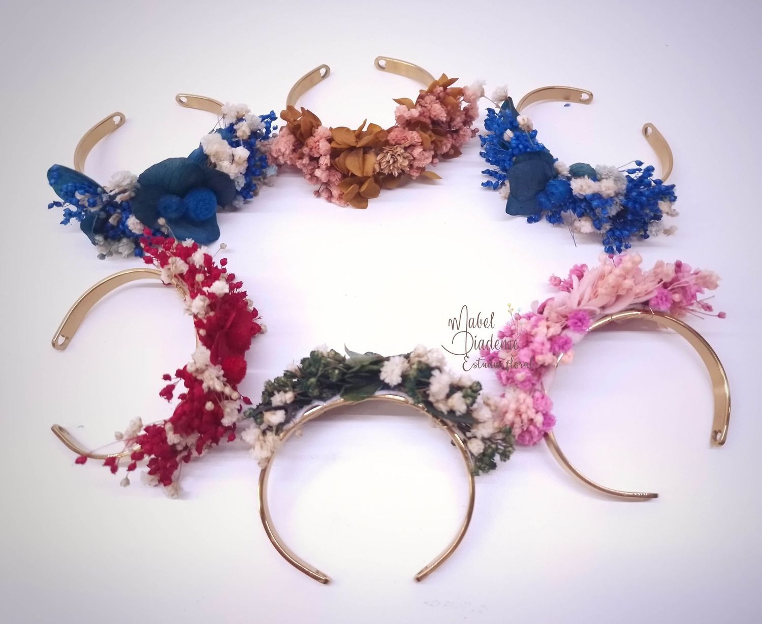 Brazalete con frase personalizada grabado láser y detalle floral a juego del ramo de la novia con mensaje oculto