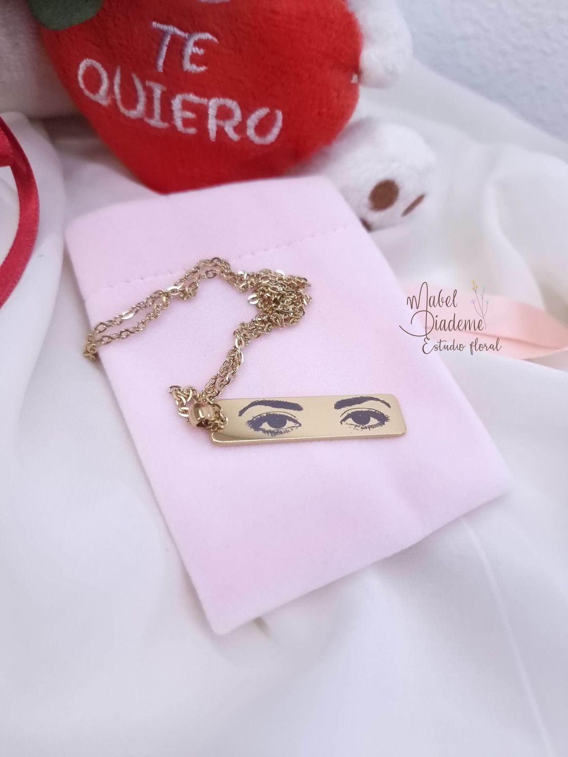 Colgante con mirada regalos bonitos llenos de amor y originales
