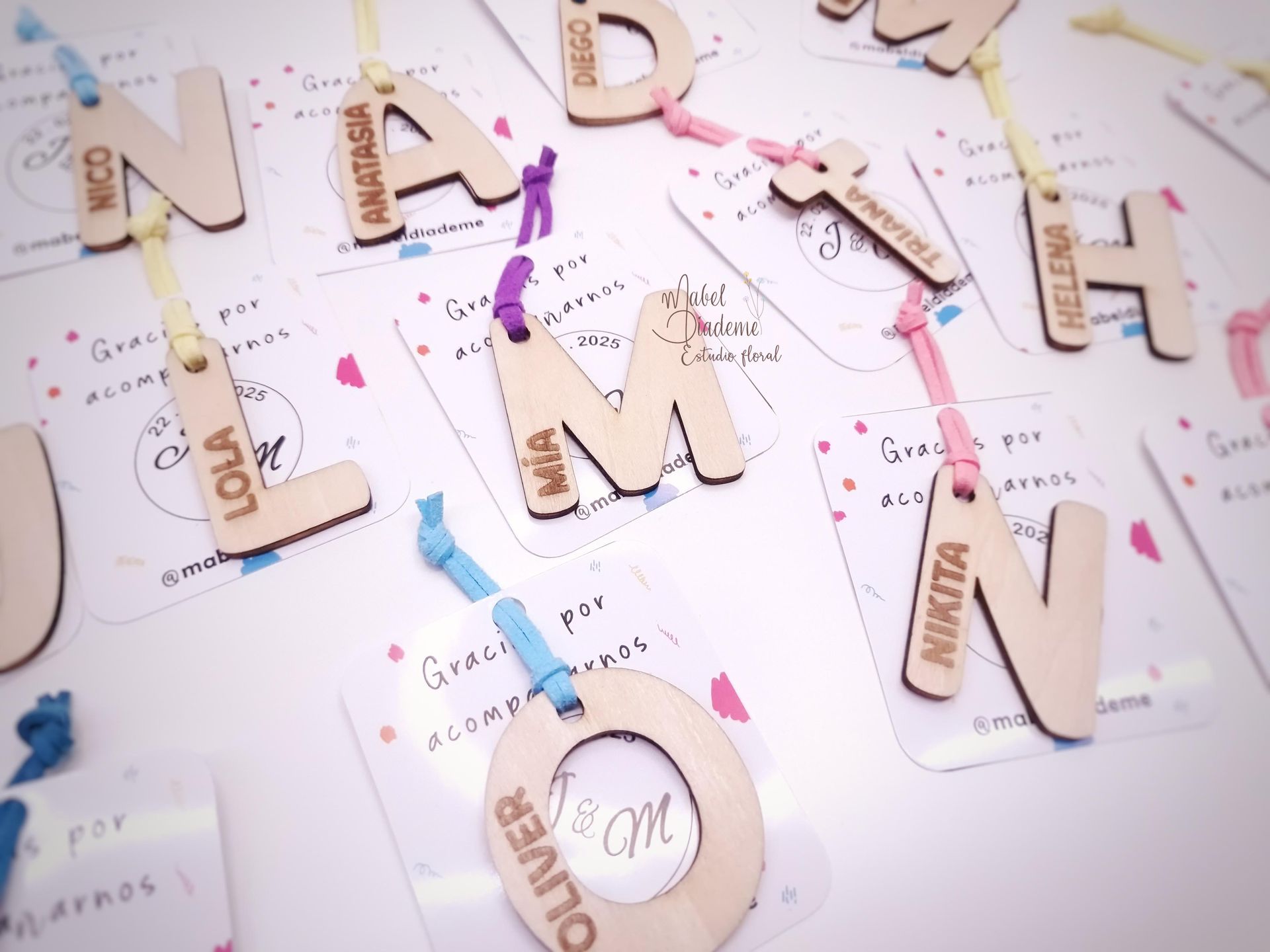 Llavero de Madera Personalizado con Inicial y Nombre: Detalles Únicos para Bodas, Bautizos y Comuniones