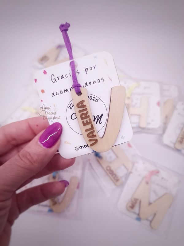 Llavero de Madera Personalizado con Inicial y Nombre: Detalles Únicos para Bodas, Bautizos y Comuniones