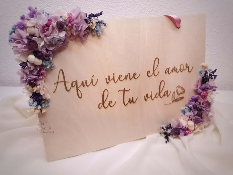 Cartel de madera niño pajes boda _Aquí viene la novia_ con flores preservadas