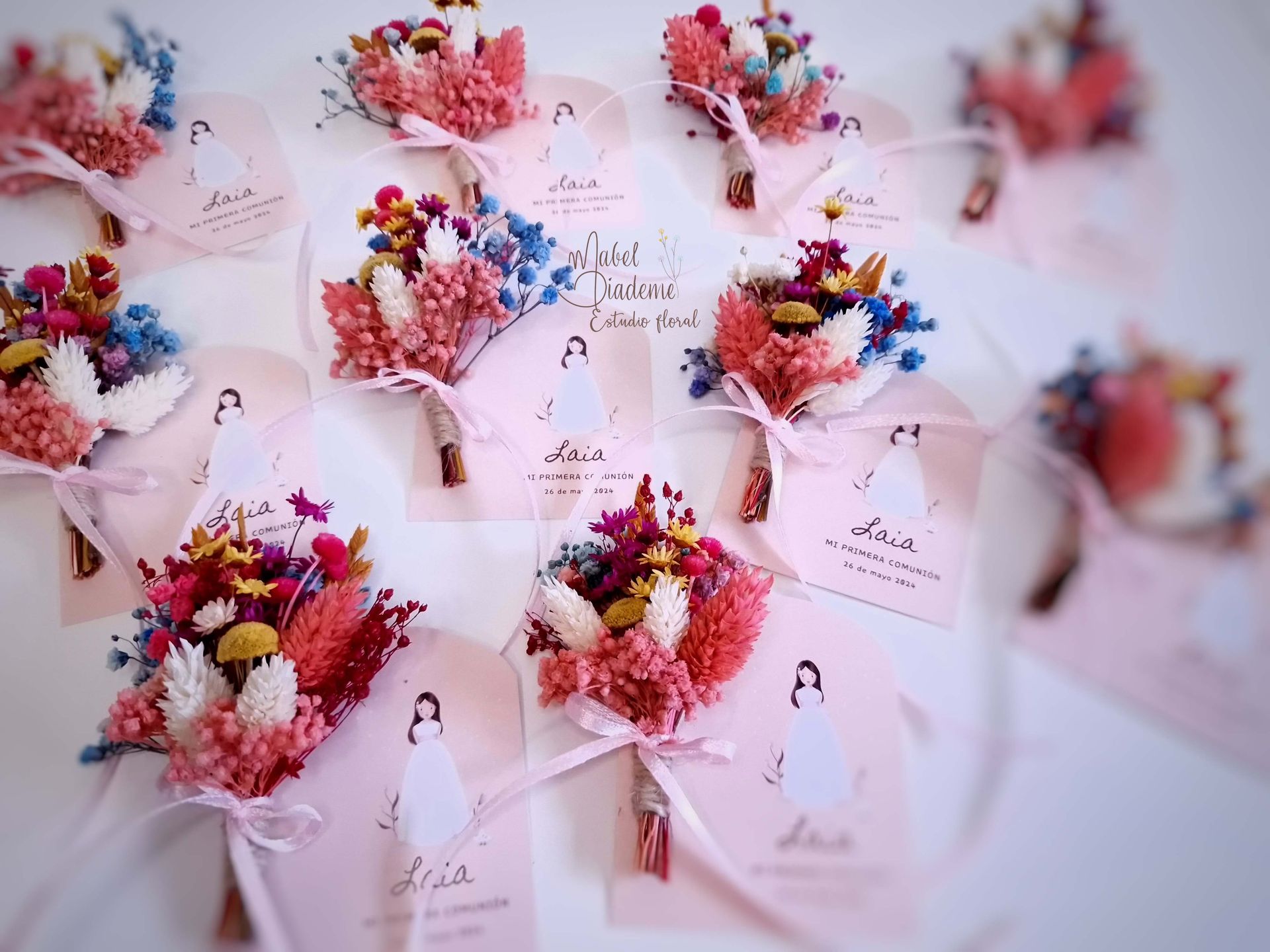 Recordatorio Personalizado con Ramillete de Flores Preservadas e Imán – Detalles para Comunión y Bautizo