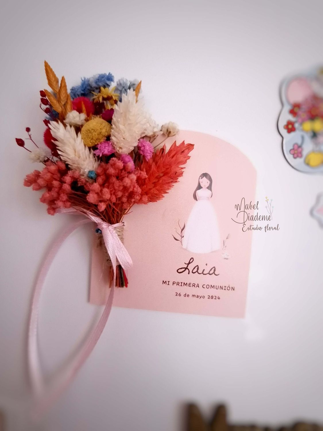 Recordatorio Personalizado con Ramillete de Flores Preservadas e Imán – Detalles para Comunión y Bautizo