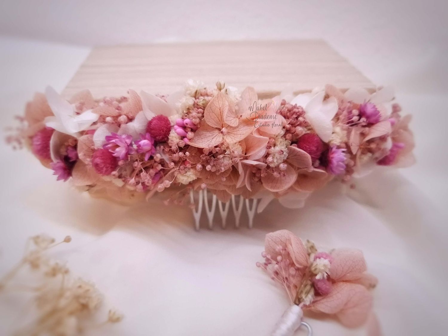 Tocado de Flores Preservadas Rosa Empolvado – Niñas de Comunión, arras y novia