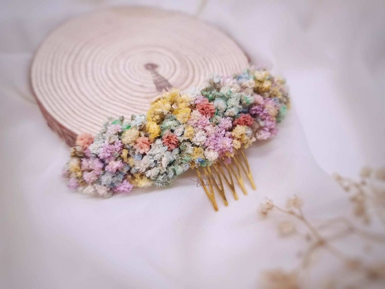 Tocado en flores preservadas  Paniculata en Tonos Pastel – Novias, Comunión y Arras