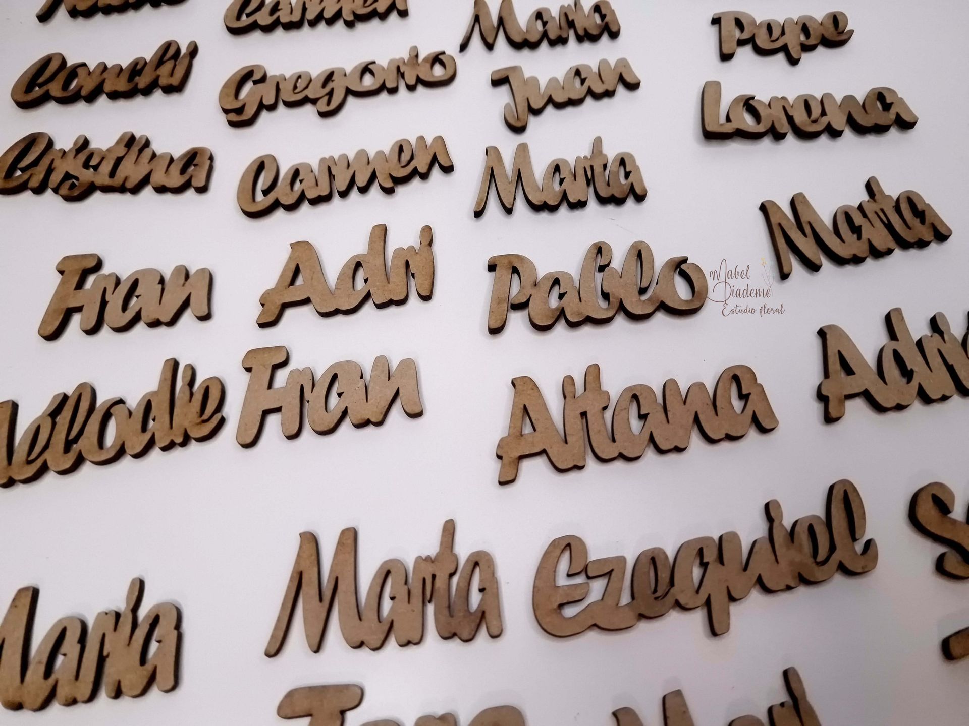 Marca sitios de madera personalizado con imán – Detalles únicos para bodas y eventos