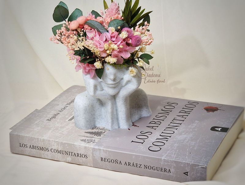 Centro floral “Mujer Pensante” con flores preservadas y base 3D efecto mármol | Creación artesanal solidaria