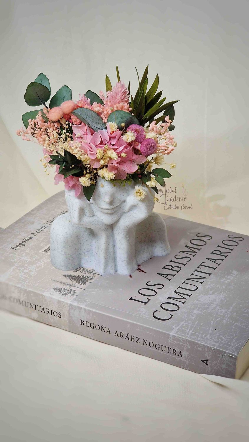 Centro floral “Mujer Pensante” con flores preservadas y base 3D efecto mármol | Creación artesanal solidaria