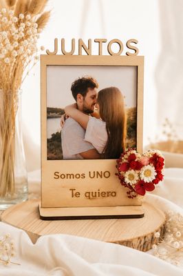 Marcos de madera personalizados con flores preservadas