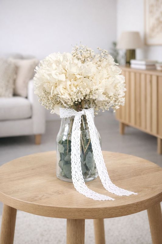 centro de flores preservadas blancas con hortensia marfil estilo nórdico