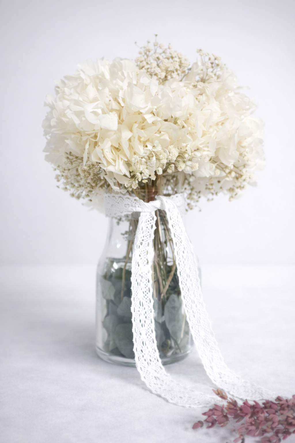 centro de flores preservadas blancas con hortensia marfil estilo nórdico