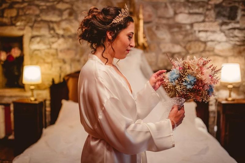 Ramo de novia flores preservadas  asimétrico rosa bebé y azul celeste